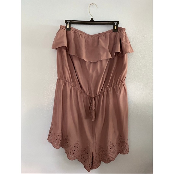 Mossimo Eyelet Romper - Picture 2 of 7